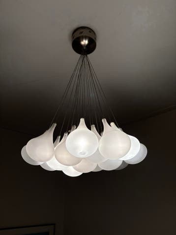 Moderne hanglamp met 15 melkglas bollen, gratis af te halen