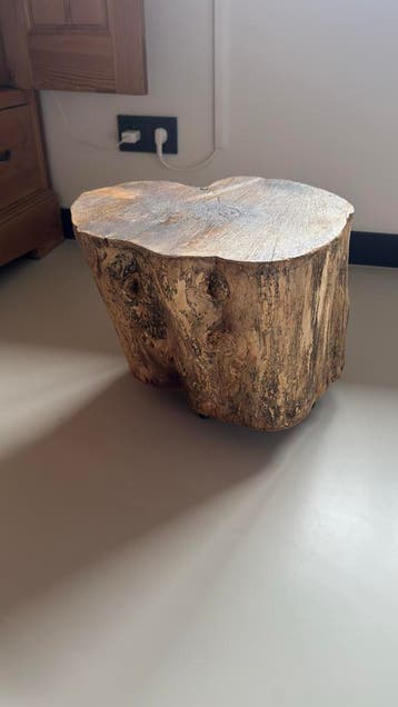 Gratis - Boomstam hout bijzettafel op wielen