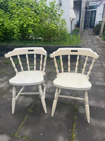 Gratis crèmekleurige Windsor-stijl stoelen