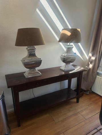 GRATIS op te halen! Tafel met lampen + lampenkappen