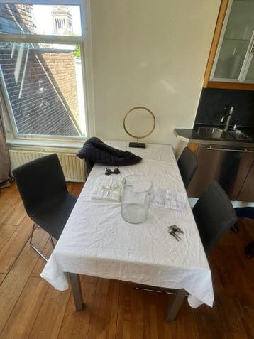 Gratis op het halen! tafel met 4 stoelen!