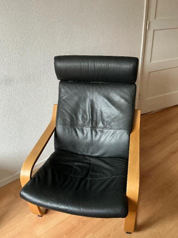 Ikea Poäng fauteuil, leer zwart kussen