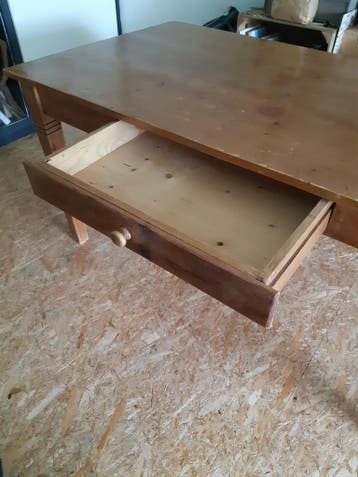 Gratis Tafel van hout. Eettafel 6 persoons.