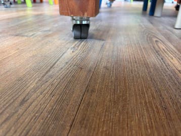 Vijf robuuste houten tafels met wieltjes