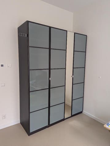 Zwarte 3-delige Ikea kledingkast
