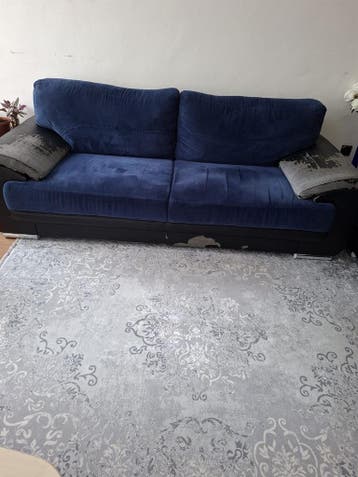 Gratis af te halen Comfortabele bank met gebruikssporen