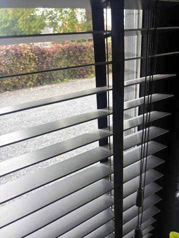 Shutters breed zwart hout (gratis)