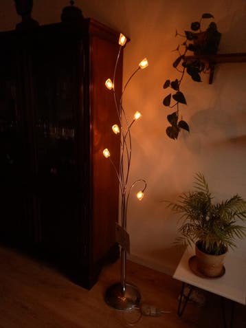 Vloerlamp met 7 halogeenlampjes. Met dimmer. Aandacht nodig.