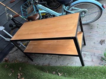 Gratis tv-meubel met metalen frame en houten planken