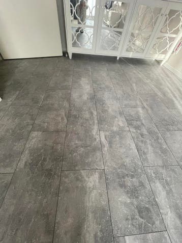 110 m2 grijs laminaan.
