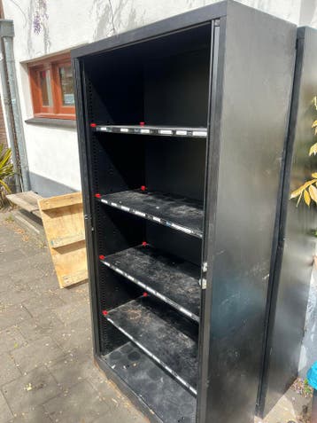 Zwarte metalen opbergkast met verstelbare planken
