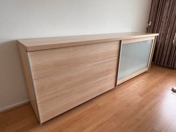 Modern dressoir met schuifdeuren en lades