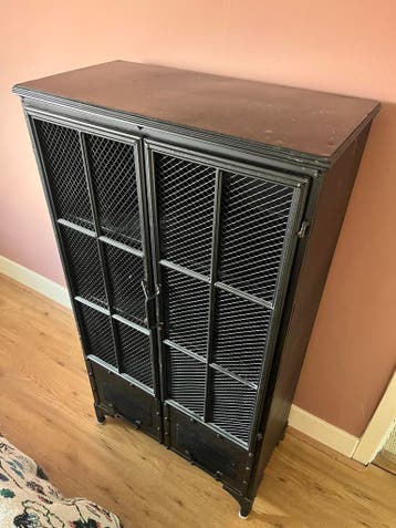 Gratis: zwarte metalen kast met gaasdeuren