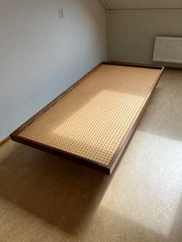 Eenpersoons bed 90cm x 190cm met 2 laden.