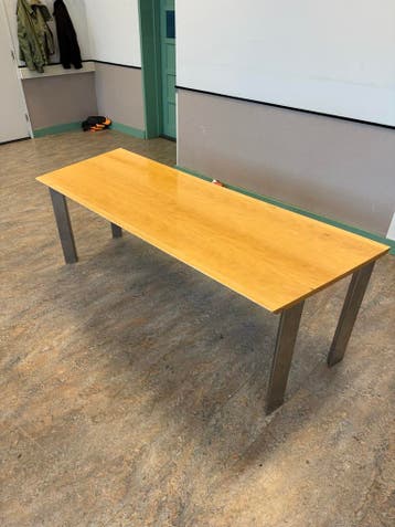 Vier Moderne houten tafels met metalen poten