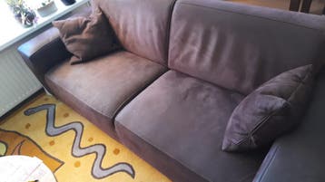 Comfortabele bruine/paarse bank gratis