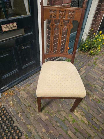 GRATIS 4 eetkamerstoelen.