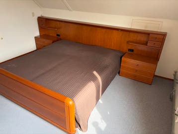 Gratis Tweepersoonsbed met nachtkastjes en hoofdbord
