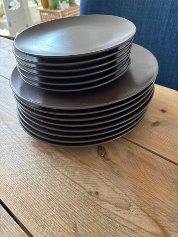 Set van 14 donkerbruine borden - Gratis afhalen