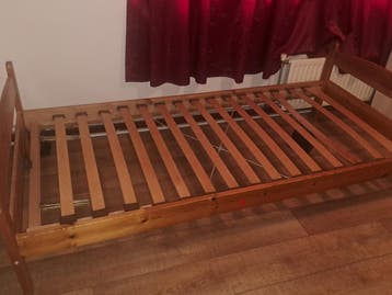 Eenpersoonsbed van hout met lattenbodem