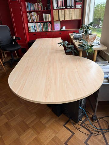 Bureau met overlegtafel