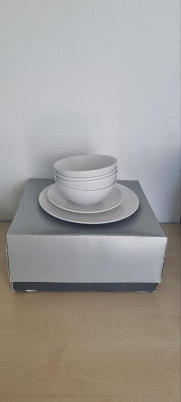 Diverse serviesonderdelen: wit IKEA en zwart servies