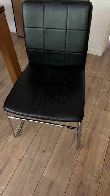 6x Zwarte eetkamerstoelen met metalen onderstel