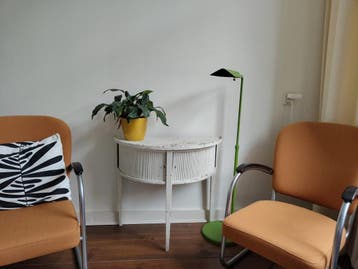 Houten tafeltje / kastje met roldeurtjes