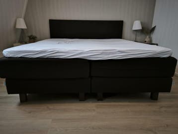 GRATIS OP TE HALEN Donkerbruine boxspring met hocker