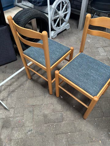 4x stoel, nog netjes maar ouderwets