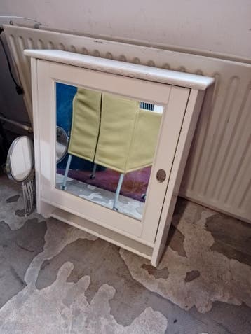 badkamerkastje + extra Ikea spiegel, niet naar maten vragen