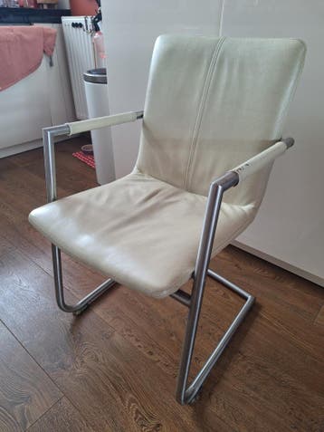Gratis 4 leren eetkamerstoelen