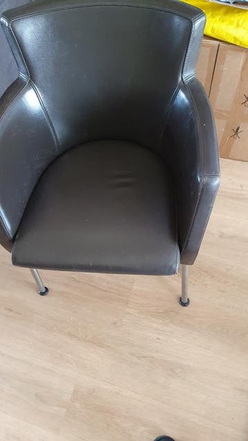 Comfortabele donkerbruine leren stoel