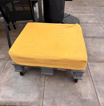 GRATIS Gele poef op pallet met wielen