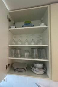 Keukeninventaris: glaswerk,borden,bestek,senseo,waterkoker