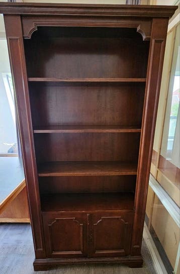 Klassieke houten boekenkast met deuren