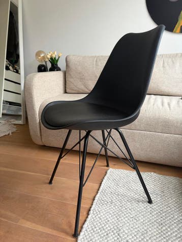 Zwarte stoelen met metalen onderstel - Set van 2