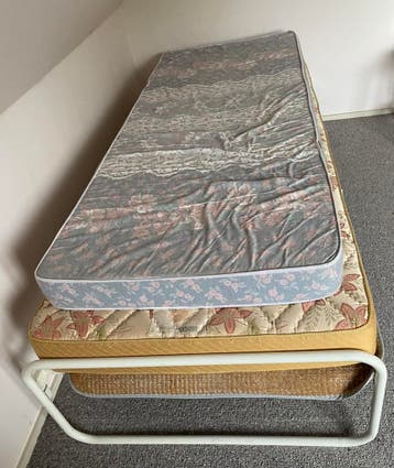 Gratis ophalen een eenpersoonskamerbed met matrassen