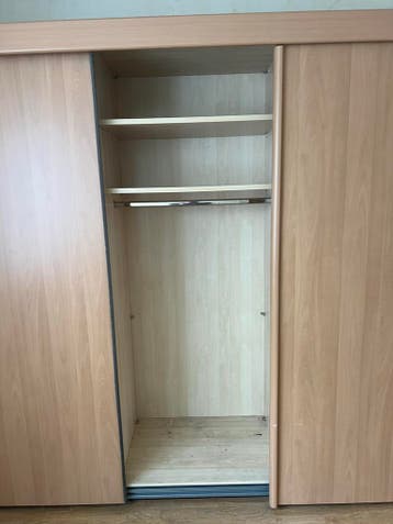 Ruime kledingkast met schuifdeuren (H251xB218xD64 cm)