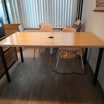 Bureau met handig stopcontact 80x160cm