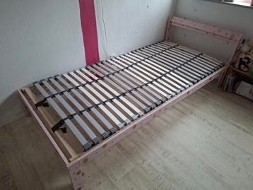 Ikea Neiden eenpersoons bedframe roze met hartjes en stippen