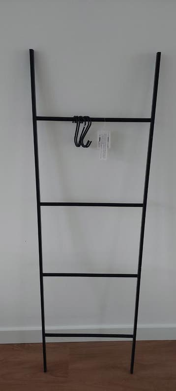 Zwarte metalen ladder met haken