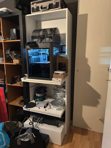 GRATIS | Witte stevige kast inclusief 5 trays
