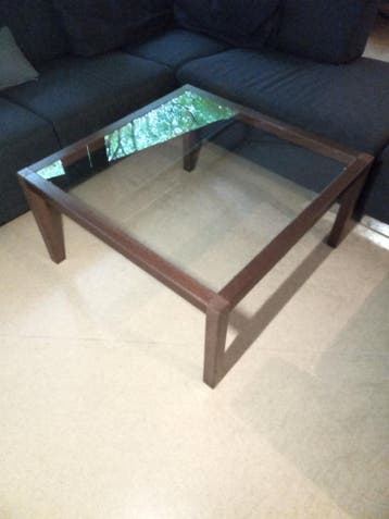 Salontafel met glazen blad en houten frame