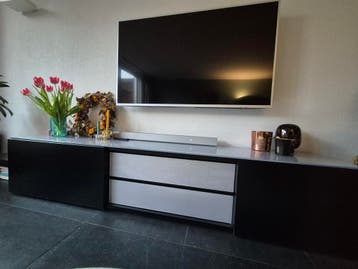 Modern tv-meubel met glazen blad en lades