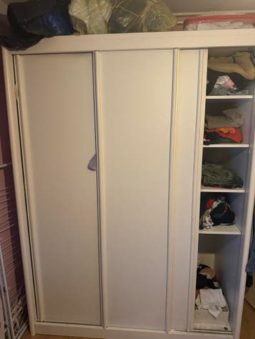 Gratis Witte kledingkast met schuifdeuren en planken