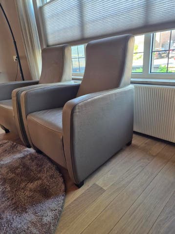 Twee leren stoelen