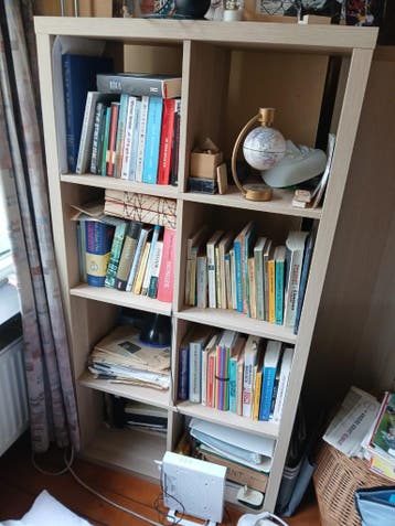 houten kast met vakken