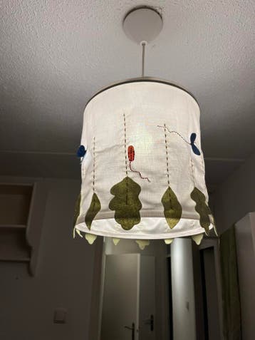 Leuke hanglamp met bladeren en insecten voor babykamer