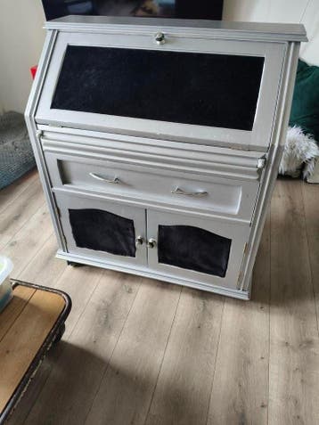 Opknapper: Zilver Grijze Secretaire met Pluche Accenten